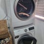 מכונת כביסה ומייבש כביסה בחדר כביסה