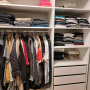 ארון בגדים מסודר עם מדפים ומגירות