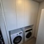 ארונות כביסה ומכונות כביסה בחדר כביסה