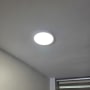 תאורה עגולה מותקנת בתקרה לבנה