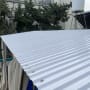 גג מתכת לבן עם וילונות בצד