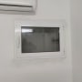 חלון אלומיניום קטן עם מסגרת לבנה