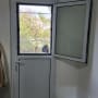 דלת אלומיניום עם חלון פתוח