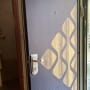 דלת עם ציפוי דקורטיבי ודוגמה גיאומטרית