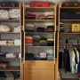 ארון בגדים מסודר עם בגדים מקופלים ותלויים