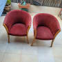 שני כיסאות מרופדים בבד אדום על רצפה בהירה