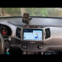 מערכת ניווט ברכב עם מסך מגע ומעמד לטלפון