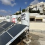 דודי שמש על גג עם קולטים סולאריים