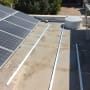 פאנלים סולאריים מותקנים על גג עם מסילות מתכת