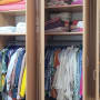 ארון בגדים מסודר עם בגדים מקופלים ותלויים