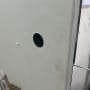 חור בדלת המיועד להתקנת מנעול