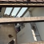 תיקון גג עם קורות עץ וחלון גג פתוח