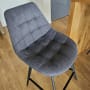 כיסא מרופד אפור עם רגלי מתכת שחורות