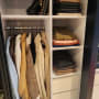 ארון בגדים מאורגן עם מעילים ותיקים