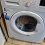 מכונת כביסה עם בגדים בפנים