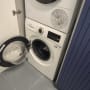 מכונת כביסה ומייבש בחדר כביסה