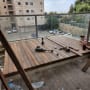 כלי עבודה על רצפת עץ בבנייה במרפסת