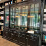 ארון זכוכית גדול עם מדפים וספרים