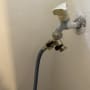 ברז מים עם צינור מחובר לקיר