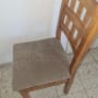 כיסא עץ עם ריפוד בד חום על המושב