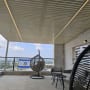 פרגולה מאלומיניום במרפסת עם נוף עירוני