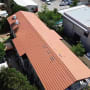 גג רעפים אדום עם דודי שמש ומתקנים נוספים