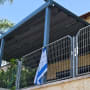 פרגולה מאלומיניום עם דגל ישראל וגדר מתכת
