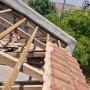 גג רעפים עם קורות עץ ותמיכה