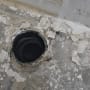 חור בקיר עם שאריות טיח מתקלף