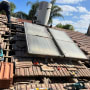 תיקון גג רעפים עם כלים ופאנלים סולאריים