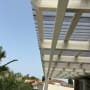 פרגולה מעץ עם כיסוי רשת מתכת