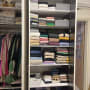 ארון בגדים מסודר עם בגדים מקופלים בקופסאות