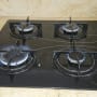 כיריים גז עם ארבעה מבערים דולקים