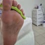 כף רגל עם מפריד אצבעות ירוק בטיפול פדיקור