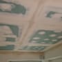 תקרת גבס עם תיקוני שפכטל לבנים