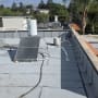 גג עם מערכת סולארית ואיטום גגות