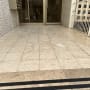 רצפה נקייה עם אריחים בכניסה לבניין