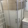 מקלחון זכוכית עם דלתות הזזה וראש מקלחת