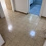 רצפה נקייה ומבריקה במסדרון ובחדר אמבטיה