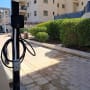 עמדת טעינה לרכב חשמלי עם כבל חשמלי