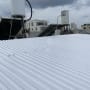 גג מתכת גלי עם דודי שמש ומערכות חימום