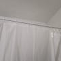 וילון מקלחת תלוי על מוט בחדר אמבטיה