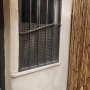 סורג מתכת על חלון עם מסגרת מרובעת