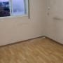 חדר ריק עם רצפת פרקט וקיר עם מזגן