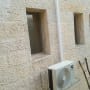 יחידת מיזוג אוויר מותקנת על קיר אבן חיצוני