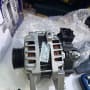 אלטרנטור לרכב עם חוטי נחושת גלויים