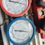 מד לחץ אוויר עם מחוגים צבעוניים
