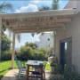 פרגולה מעץ עם שולחן וכיסאות בגינה