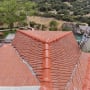 גג רעפים אדום עם תיקוני איטום וחומרים