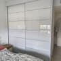 דלתות זכוכית חלבית בארון בגדים